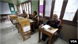 Las mesas electorales siguen recibiendo votantes en la segunda ronda electoral en Egipto.