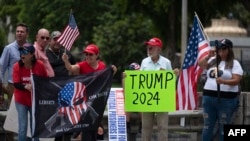 Wafuasi wa Trump mjini Doral, Florida Jumatatu.