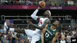 Derrick Obashohan, de Nigeria, solo observa sin poder evitar la anotación de LeBron James, durantae el juego que Estados Unidos ganó por una diferencia de 84 puntos.