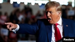 ARCHIVO - El ex presidente de Estados Unidos y candidato presidencial republicano Donald Trump habla durante un mitin de campaña en Erie, Pensilvania, Estados Unidos, el 29 de julio de 2023.