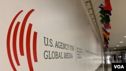 Logo Američke agencije za globalne medije u zgradi Glasa Amerike u Vašingtonu. 
