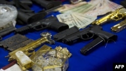 Вещи, изъятые у предполагаемого участника «Картеля Гольфо» Мануэля Гарсия (архивное фото)