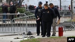 เจ้าหน้าที่รักษากฎหมายเข้าตรวจสอบสถานที่เกิดเหตุชายจุดไฟเผาตนเองที่ศาลอาญาของนิวยอร์ก วันที่ 19 เมษายน 2024