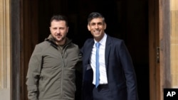 El primer ministro británico, Rishi Sunak, recibe al presidente ucraniano Volodymyr Zelenskyy, en Chequers, Inglaterra, el 15 de abril de 2023. 