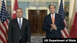 AQSh Davlat kotibi Jon Kerri (o'ngda) Turkiya Tashqi ishlar vaziri Mevlut Chovusho'g'li bilan