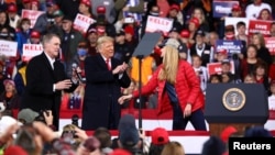 ប្រធានាធិបតី​សហរដ្ឋអាមេរិក​លោក Donald Trump ទះដៃ​សាទរ ខណៈ​ដែល​លោក​រៀបចំ​កម្មវិធី​យុទ្ធនាការ​រក​សំឡេង​ឆ្នោត​មួយ​ជាមួយ​នឹង​សមាជិក​ព្រឹទ្ធសភា​ពីរ​រូប​ខាង​គណបក្ស​សាធារណរដ្ឋ​នៅ​ទីក្រុង Valdosta រដ្ឋ Georgia ថ្ងៃទី៥ ខែធ្នូ ឆ្នាំ២០២០។ 