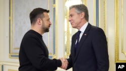 ปธน.โวโลดิเมียร์ เซเลนสกี ตอนรับรมว.ต่างประเทศสหรัฐฯ แอนโทนี บลิงเคน ก่อนเข้าร่วมประชุมกันในกรุงเคียฟ เมื่อ 14 พ.ค. 2567 (ภาพจากทำเนียบประธานาธิบดียูเครน ผ่าน เอพี)