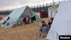 Raseljeni Palestinci u skloništu u šatorskom kampu na granici s Egiptom, u Rafahu u južnom pojasu Gaze