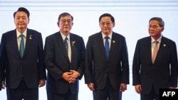 2024年10月10日，在万象举行的东盟峰会期间，(从左至右）韩国总统尹锡悦、日本首相石破茂、老挝总理宋赛-西潘敦和中国国务院总理李强在第27届东盟+3 峰会上合影留念。