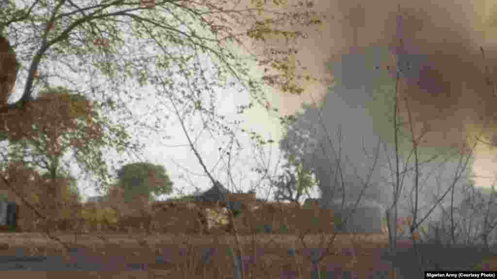 Wani sansanin 'yan ta'addar Boko Haram da sojojin Najeriya suka cinna ma wuta a cikin dajin Sambisa