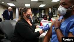 ARHIVA - Vakcinacija veterana u prisustvu predsjednika SAD Joe Bidena (Foto: Reuters/Tom Brenner)