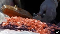 រូបឯកសារ៖ គ្រឿងញៀនដែល​ត្រូវបានរឹបអូស ត្រូវបានដុតបំផ្លាញនៅក្នុងទិវា​អន្តរជាតិ​ប្រយុទ្ធ​ប្រឆាំង​នឹងការជួញដូរ និងប្រើប្រាស់គ្រឿងញៀន នៅរាជធានីភ្នំពេញ កាលពីថ្ងៃទី២៦ ខែមិថុនា ឆ្នាំ២០១៨។ 