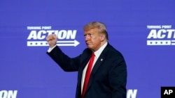 El presidente Donald Trump saluda a los asistentes a la conferencia de Estudiantes por Trump, en Phoenix, Arizona, el 23 de junio de 2020.