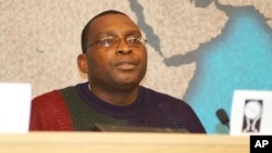 Zimbabwe Exiles Forum director, Gabriel Shumba wants the Zimbabwe government to allow those in the diaspora to vote in the referendum and national elections, just like those abroad on government business