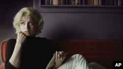 Ana de Armas como Marilyn Monroe en una escena de "Blonde". (Netflix via AP)