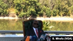លោក Robert Mugabe អតីត​ប្រធានាធិបតី​ស៊ីមបាវ៉េ​ថ្លែង​ទៅ​កាន់​អ្នក​សារព័ត៌មាន នៅ​ភូមិ​គ្រឹះ​របស់​លោក​នៅ​ក្នុង​ក្រុង Harare កាលពី​ថ្ងៃទី២៩ ខែកក្កដា ឆ្នាំ២០១៨។ 