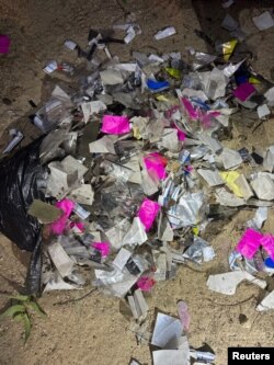 2일 서울 도로 위에 북한에서 날려보낸 오물 풍선에서 터져나온 쓰레기들이 널려있다.