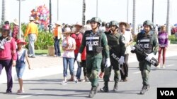 រូបឯកសារ៖ កង​​កម្លាំង​​នគរ​បាល ​ដើរ​ល្បាត​លើ​វិថី​តាម​បណ្ដោយ​មាត់​ទន្លេសាប​ក្នុង​ក្រុង​ភ្នំពេញ ​នៅ​​ថ្ងៃ​​ទី​​មួយ​​នៃ​​ពិធី​​បុណ្យ​​អុំ​​ទូក​​ឆ្នាំ​​២០១៦។ (អូន ឆេងប៉រ/VOA)