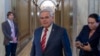 El senador Bob Menéndez, demócrata por Nueva Jersey, abandona la sala del Senado en el Capitolio, el jueves 28 de septiembre de 2023, en Washington. Menéndez, quien enfrenta cargos federales de soborno, se reunió con el grupo demócrata del Senado el jueves. [AP]