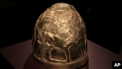 Золотий скіфський шолом четвертого століття до н. е. виставляється як частина експонату під назвою «Крим – золото і секрети Чорного моря», в історичному музеї Алларда Пірсона в Амстердамі в п'ятницю, 4 квітня 2014 року.