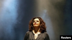 La cantante brasileña Gal Costa, en una de sus presentaciones en Vigo, España, y que falleciera a los 77 años de edad el 9 de noviembre de 2022.