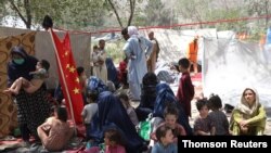 탈레반의 권력 장악 직전인 지난 9일 아프가니스탄 피난민들이 수도 카불 시내 공원에 모여있다.