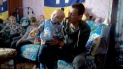 Волонтери роздають зібрану у США допомогу