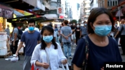 People wear surgical masks at a wet market following the coronavirus disease (COVID-19) outbreak at Sham Shui Po, one of the oldest districts in Hong Kong, China July 17, 2020. REUTERS/Tyrone Siu/File Photo