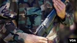 Los sospechosos fueron detenidos con material de propaganda y cuantioso arsenal de armas.