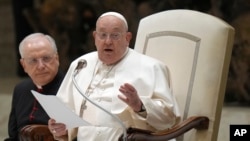 El papa Francisco comienza a leer su discurso durante su audiencia general semanal en el Aula Pablo VI, en el Vaticano, el 12 de febrero de 2025.