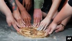 មេដឹកនាំនិស្សិតដែលគាំទ្រលទ្ធិ​ប្រជាធិបតេយ្យ បានដាក់​ផ្លាកសញ្ញា​មួយ​ដែល​មាន​សំណេរ​ថា៖ «ពលរដ្ឋ​បាន​បង្ហាញ​ឆន្ទៈថា ប្រទេស​នេះជា​កម្មសិទ្ធិ​របស់​ពលរដ្ឋ មិន​មែន​ជា​របស់​ព្រះមហាក្សត្រ​នោះទេ» នៅឯ​ទីវាល​ប្រវត្តិសាស្ត្រ Sanam Luang ក្នុង​ទីក្រុង​បាងកក នៅ​ថ្ងៃទី២០ ខែកញ្ញា ឆ្នាំ២០២០។