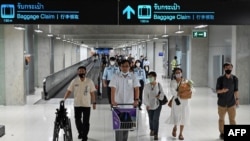 រូបឯកសារ៖ អ្នកដំណើរ ដើរ​នៅក្នុង​អាកាស​យានដ្ឋាន​អន្តរជាតិ Suvarnabhumi ក្នុង​ទីក្រុង​បាងកក ប្រទេស​ថៃ នៅ​ថ្ងៃទី២១ ខែសីហា ឆ្នាំ២០២០។