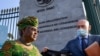 La nouvelle directrice générale de l'Organisation mondiale du commerce, Ngozi Okonjo-Iweala, marche à l'entrée de l'OMC après une séance photo à son arrivée au siège de l'OMC pour prendre un bureau à Genève, en Suisse, le 1er mars 2021.