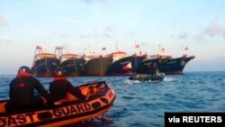 필리핀 해경이 고무보트를 타고 남중국해 중국 선단을 감시하고 있다. 