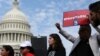 Para aktivis imigrasi melakukan unjuk rasa di depan Kongres AS menuntut status permanen bagi para penerima DACA dalam aksi di Washington DC (foto: dok). 