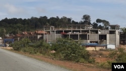 រូបឯកសារ៖ សំណង់សណ្ឋាគារមួយនៅក្នុងតំបន់អភិវឌ្ឍន៍របស់ក្រុមហ៊ុនចិន UDG ថ្ងៃ​ទី ២៤ ខែកក្កដា ឆ្នាំ២០១៩។ (ស៊ុន ណារិន/វីអូអេ)