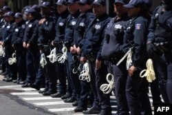 Petugas polisi berdiri di depan pintu masuk Columbia University yang diduduki oleh para pendemo pro-Palestina di New York pada 22 April 2024. (Foto: AFP)