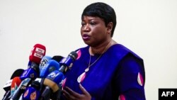Mwendesha mashitaka wa mahakama ya kimataifa ya uhalifu - ICC, Fatou Bensouda akizungumza na waandishi wa habari mjini Khartoum Sudan.