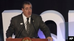 El presidente guatemalteco, Bernardo Arévalo, pronuncia un discurso durante una ceremonia para los atletas que representan a Guatemala en los próximos Juegos Olímpicos de París 2024, en la Ciudad de Guatemala, el miércoles 3 de julio de 2024. AP