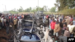 Restes d'un camion-citerne d'essence qui a pris feu après s'être renversé dans l'ouest du Kenya, à quelque 315 kilomètres au nord-ouest de Nairobi, sur l'autoroute très fréquentée entre Kisumu et la frontière avec l'Ouganda, le 18 juillet 2021. 