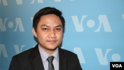 លោក ចាប ចិត្រា និស្សិត​​ថ្នាក់​បណ្ឌិត​ផ្នែក​សារគមនាគមន៍​មហាជន​ឬ​ជា​ភាសា​អង់គ្លេស​ហៅ​ថា Mass Communication នៅ​សាកលវិទ្យាល័យ Ohio រដ្ឋ Ohio សហរដ្ឋ​អាមេរិក នៅ​ការិយាល័យ​ VOA នៅ​រដ្ឋធានី​វ៉ាស៊ីនតោន កាលពី​ថ្ងៃ​ទី​២ ខែ​មីនា ឆ្នាំ​២០១៦ ដើម្បី​ផ្តល់​បទ​សម្ភាសន៍​អំពី​សន្តិសុខ​និង​សិទ្ធិ​ឯកជន​ក្នុង​​យុគ​សម័យ​អ៊ីនធឺណិត។ (សឹង សុផាត/VOA)