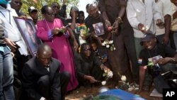 Mutane a Uganda suke bayyana bakin cikinsu kan kisan wani dan kasar mai fafutukar kare 'yan luwadi kamarsa da aka kashe a 2011.