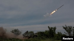 Wanajeshi wa Ukraine walirusha mfumo wa roketi wa BM-21 Grad kuelekea wanajeshi wa Russia karibu na mji wa mstari wa mbele wa Bakhmut.
