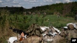 Ukrajinski dobrovoljici se obučavaju u predgrađu Kijeva (Foto: AP/Bram Janssen)