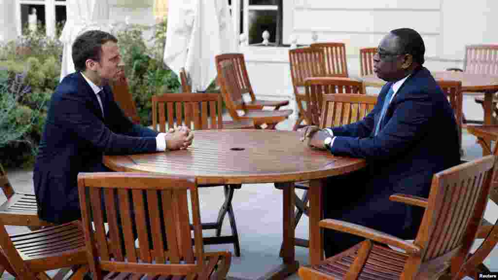 Le président français Emmanuel Macronet son homologue sénégalais Macky Sall à l'Élysée, à Paris, le 12 juin 2017.