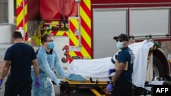 ក្រុមអ្នកសង្គ្រោះបន្ទាន់កំពុងបញ្ជូនអ្នកជំងឺកូវីដ ១៩ ទៅកាន់មន្ទីរពេទ្យ នៅទីក្រុង El Paso រដ្ឋ Texas កាលពីថ្ងៃទី១៥ ខែវិច្ឆិកា ឆ្នាំ២០២០។