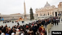 Waunini wa katoliki wakiwa kwenye foleni ili kuutazama mwili wa marehemu Papa Benedict kwenye kanisa la St. Peter's Basilica,Vatican