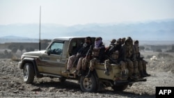 塔利班安全人員在巴基斯坦空襲後在東部帕克蒂卡省巡邏。(2024年12月26日)