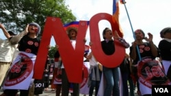 ប្រជាពលរដ្ឋបាតុកម្មនៅ​មុខ​រនាំងប៉ូលិស ពេល​សមាជិក​សភា​គណបក្សកាន់អំណាចអនុម័តច្បាប់អង្គការ។​