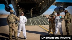 نخستین پرواز نظامی که مهاجران جنایت‌پیشه را به گوانتانامو انتقال ‌می‌دهد